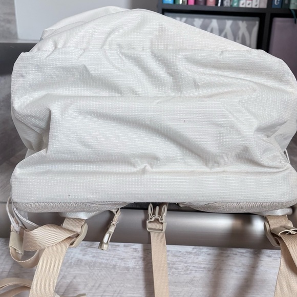 LL Bean Comfort Carry 42L Backpack in Oatmeal - Excellent Used Condition!! - Picture 8 of 10